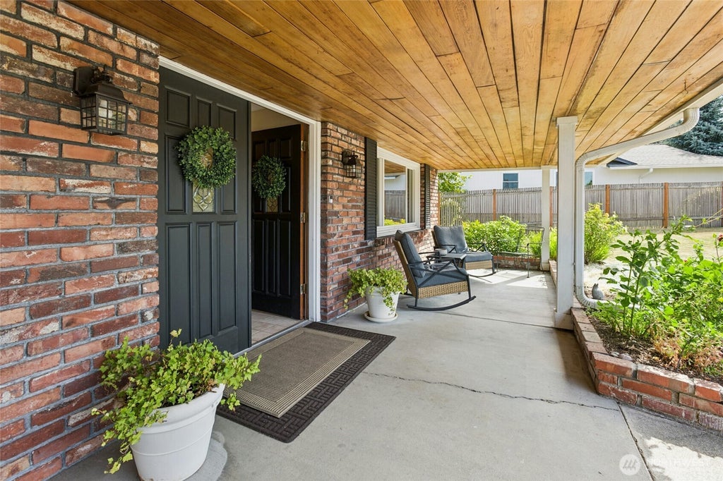 Photo of 12406 SE 47th Street, Bellevue, WA 98006 (MLS # 2577939)
