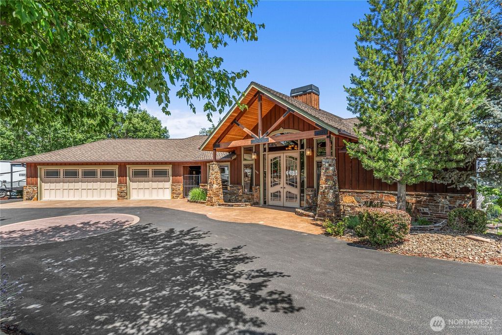 Photo of 1680 Skyline Drive, Wenatchee, WA 98801 (MLS # 2486839)