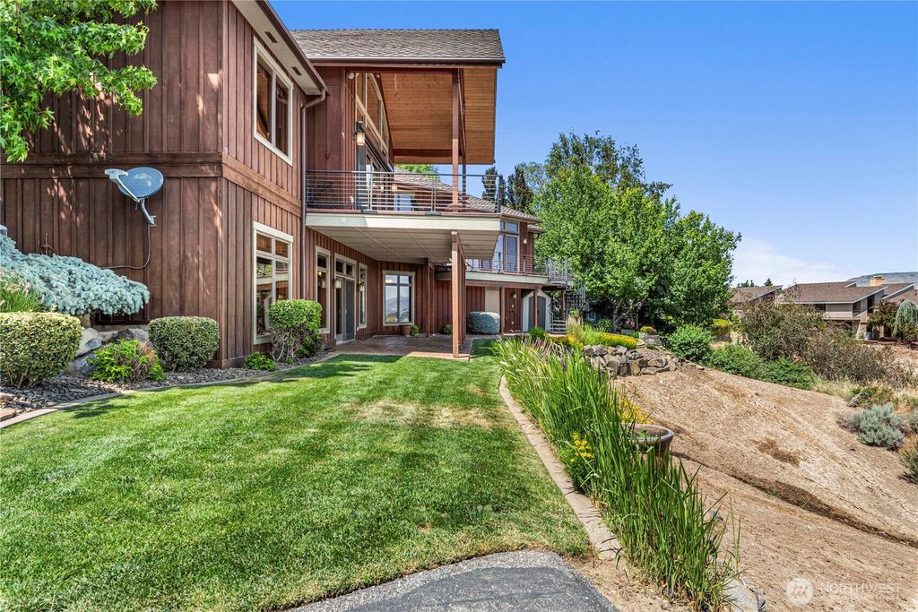 Photo of 1680 Skyline Drive, Wenatchee, WA 98801 (MLS # 2486839)