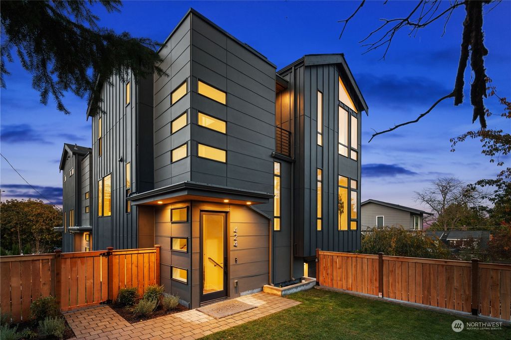 Photo of 424 W Newell Street, Seattle, WA 98119 (MLS # 2309045)