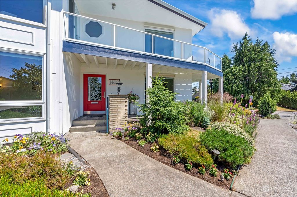 Photo of 5500 SW Genesee St, Seattle, WA 98116 (MLS # 2251047)