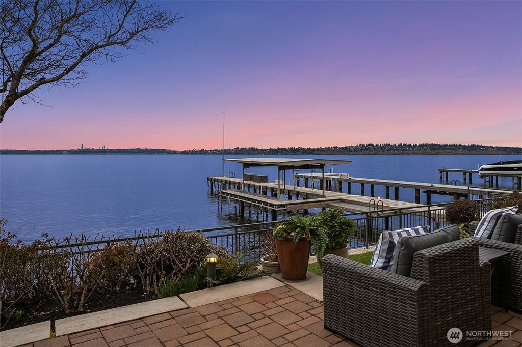Photo of 137 Lake Avenue W, Kirkland, WA 98033 (MLS # 2397518)