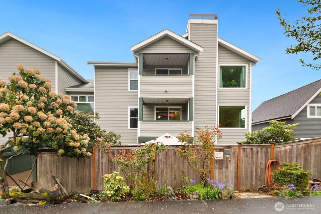 Photo of 1836 25th Avenue #204, Seattle, WA 98122 (MLS # 2507634)
