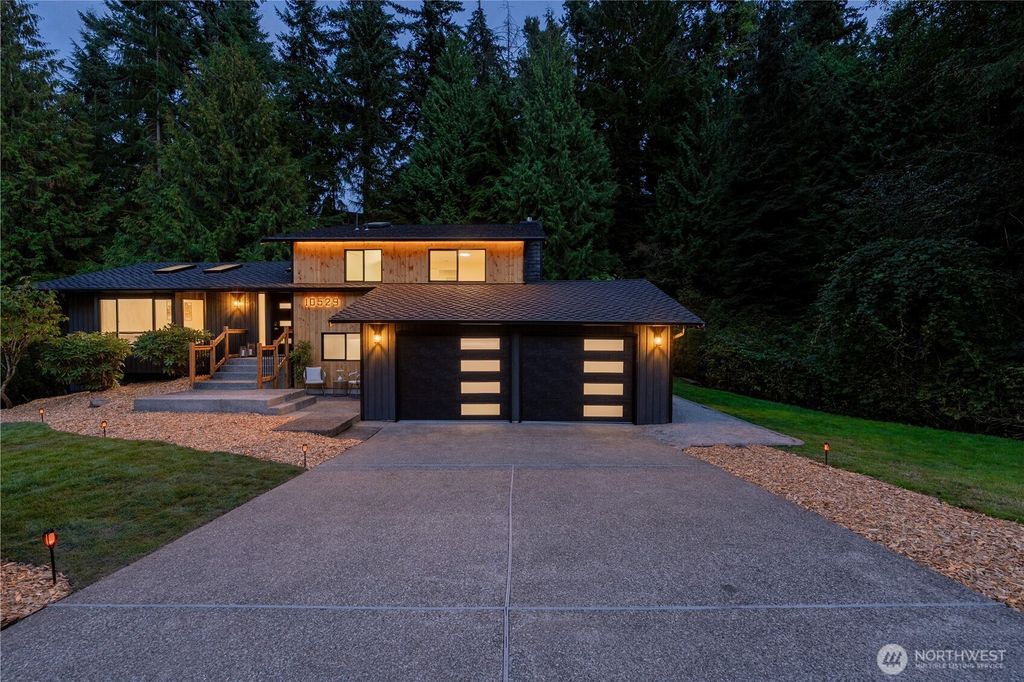Photo of 10529 32nd Dr SE Dr, Everett, WA 98208 (MLS # 2433144)