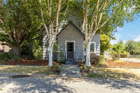 Photo of 546 4th Avenue SW, Castle Rock, WA 98611 (MLS # 2406665)