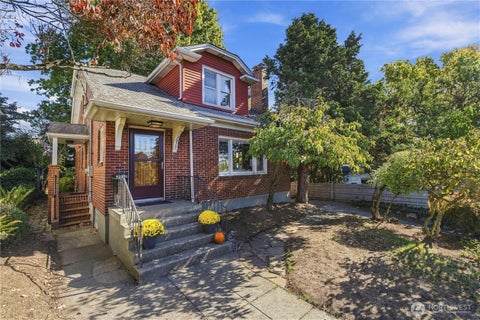Photo of 3910 Woodlawn Avenue N, Seattle, WA 98103 (MLS # 2589100)