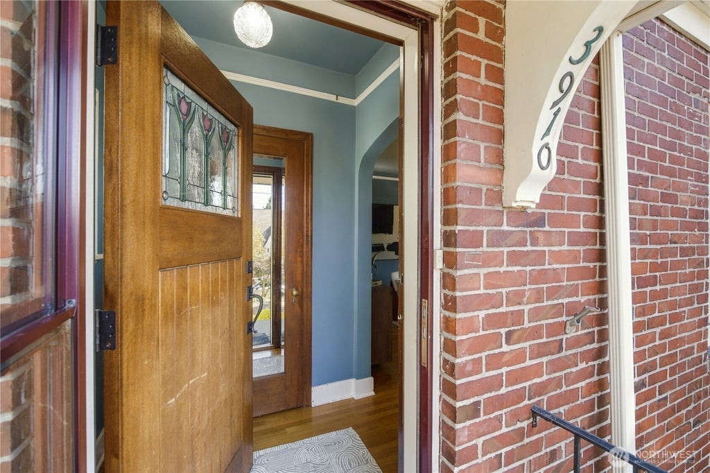 Photo of 3910 Woodlawn Avenue N, Seattle, WA 98103 (MLS # 2589100)