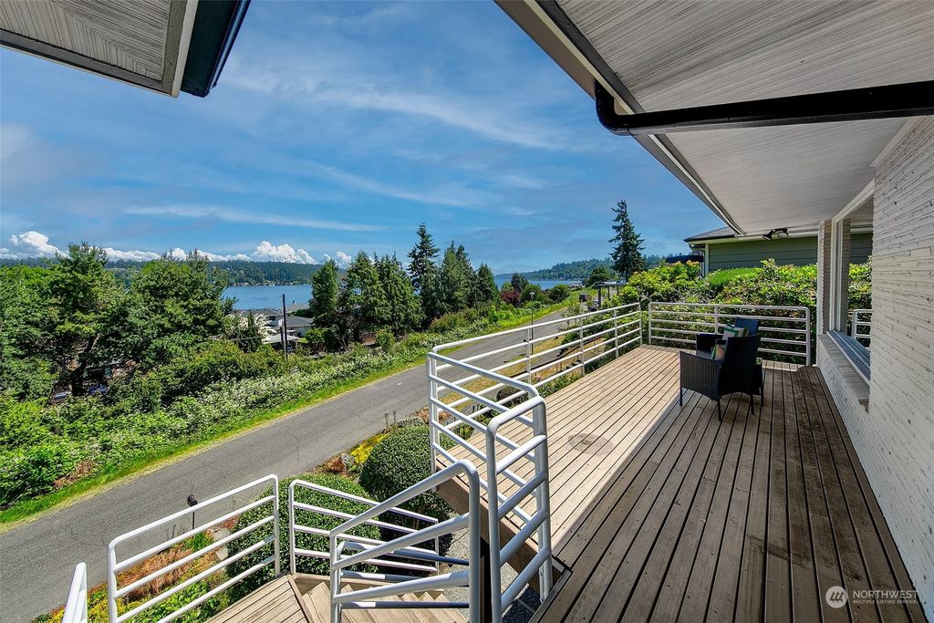 Photo of 16703 41st Avenue NE, Lake Forest Park, WA 98155 (MLS # 2250187)