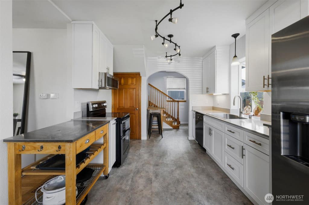 Photo of 926 16th Street SW, Puyallup, WA 98371 (MLS # 2565076)