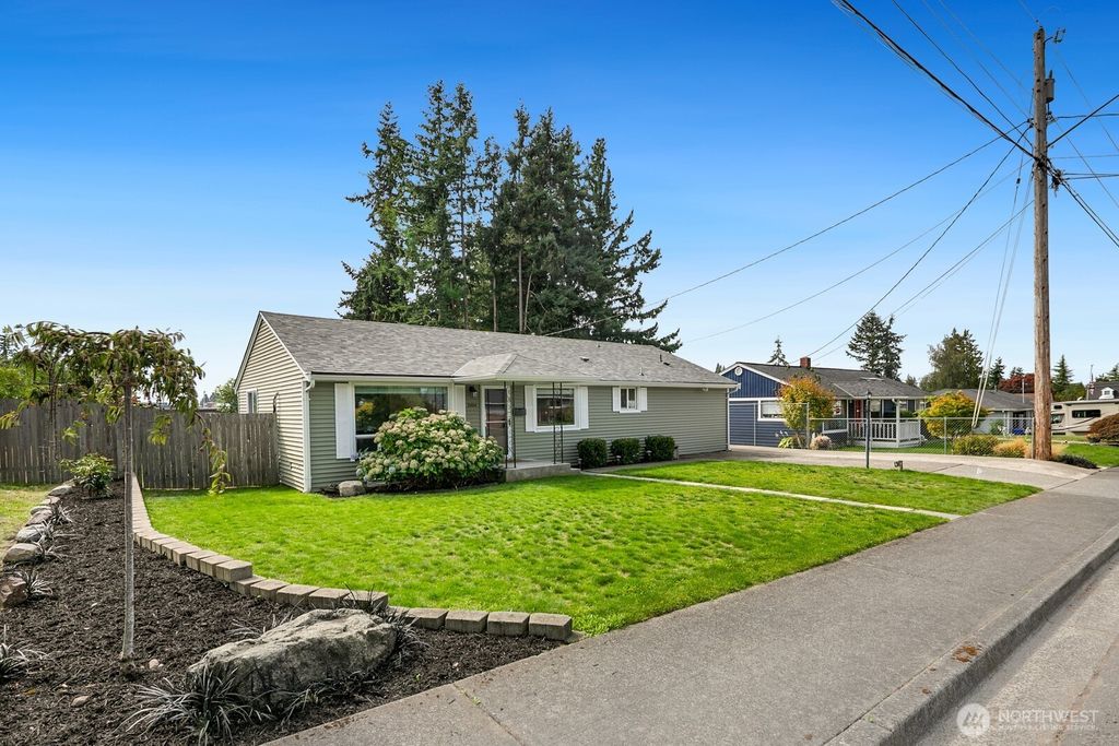 Photo of 2304 6th Avenue, Everett, WA 98201 (MLS # 2431256)