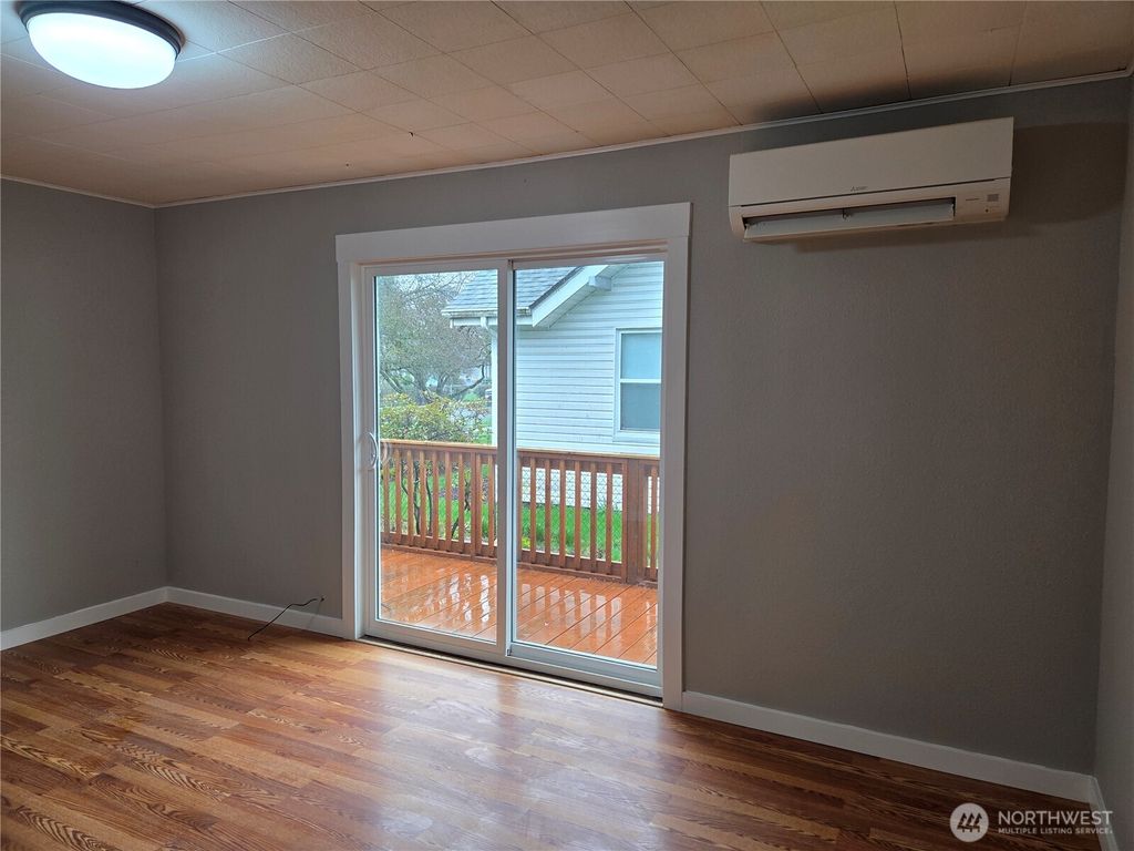 Photo of 561 15th Avenue, Longview, WA 98632 (MLS # 2493349)