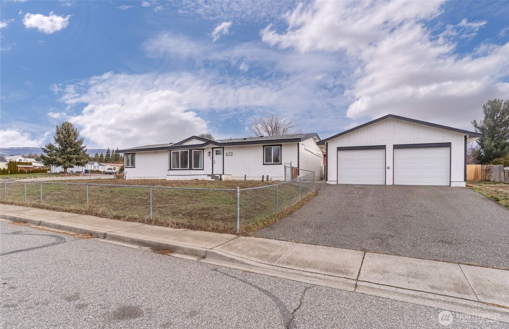 Photo of 652 S Larch Avenue, East Wenatchee, WA 98802 (MLS # 2466408)