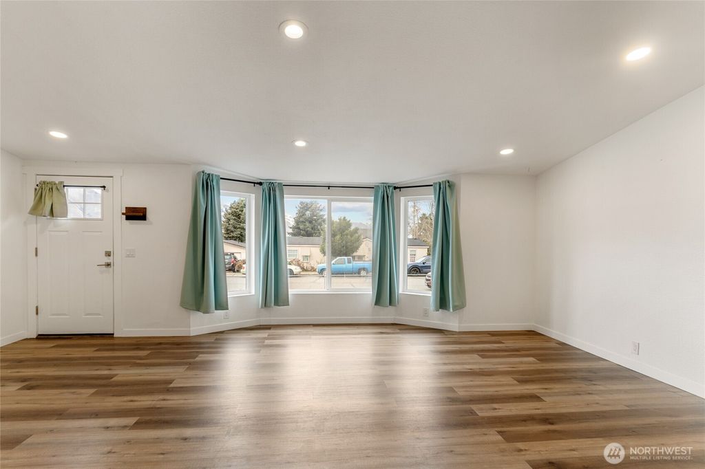 Photo of 652 S Larch Avenue, East Wenatchee, WA 98802 (MLS # 2466408)