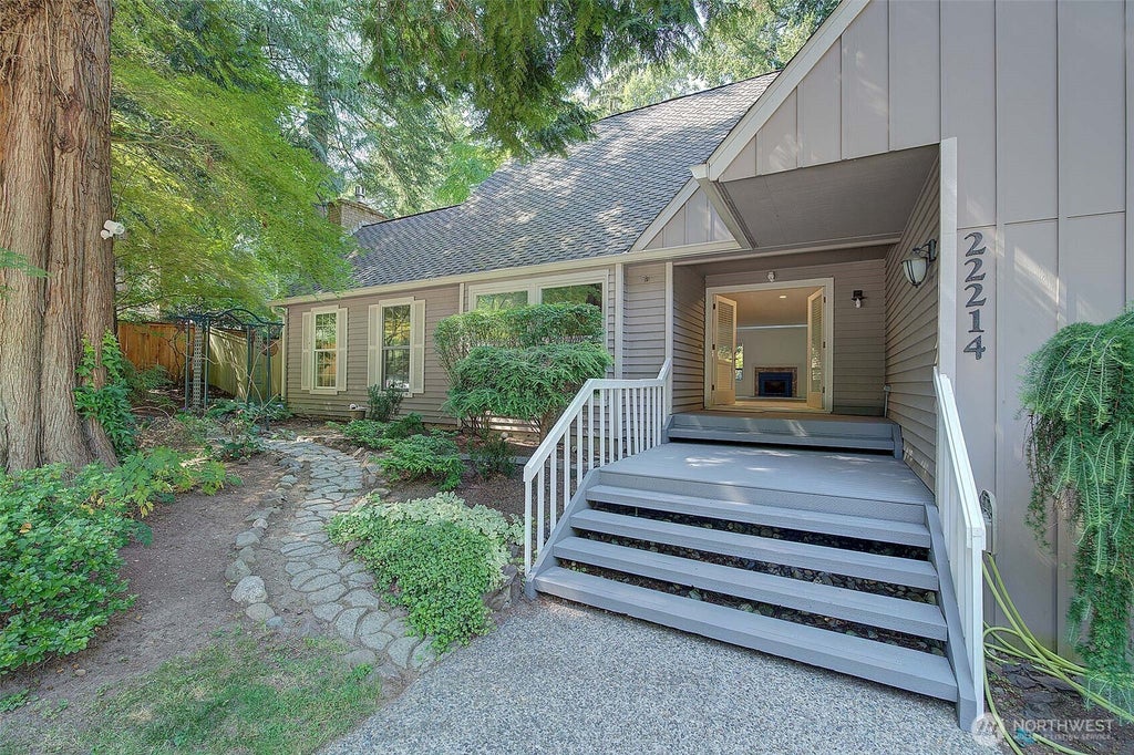Photo of 22214 NE 28th Place, Sammamish, WA 98074 (MLS # 2533397)