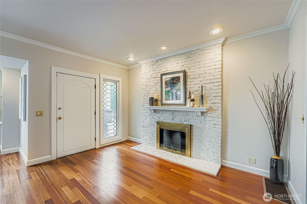 Photo of 1924 Franklin Avenue E, Seattle, WA 98102 (MLS # 2427687)