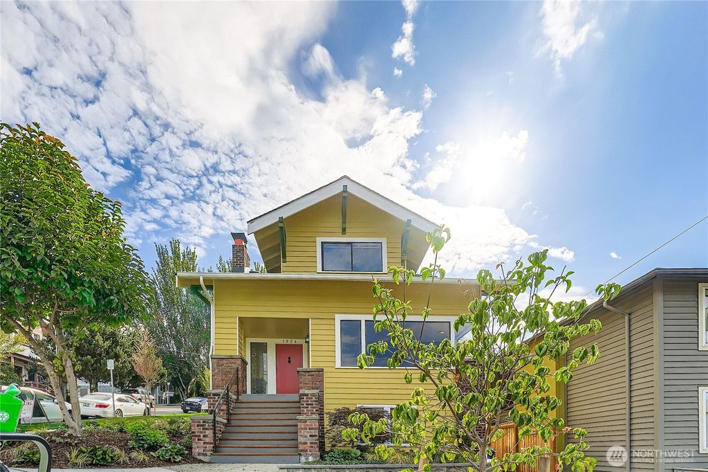 Photo of 1924 Franklin Avenue E, Seattle, WA 98102 (MLS # 2427687)
