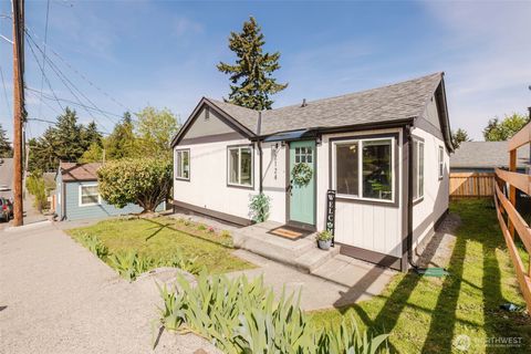 Photo of 2124 15th Street, Bremerton, WA 98312 (MLS # 2511359)