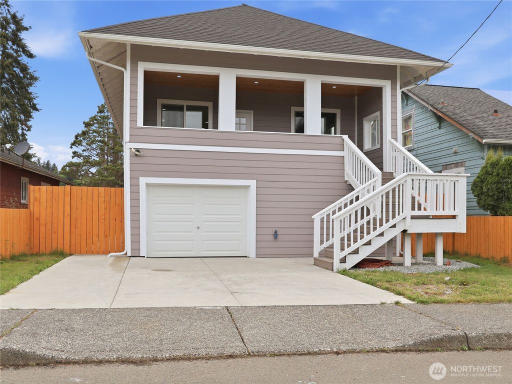 Photo of 1010 Randall Street, Aberdeen, WA 98520 (MLS # 2521639)