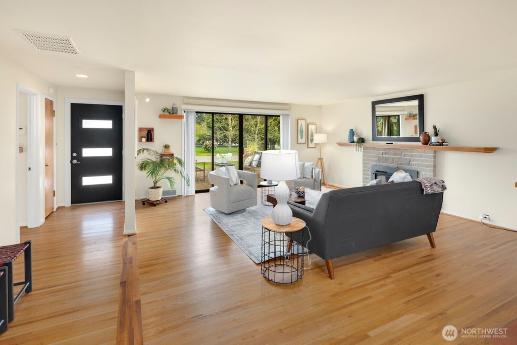 Photo of 13705 Corliss Avenue N, Seattle, WA 98133 (MLS # 2347684)