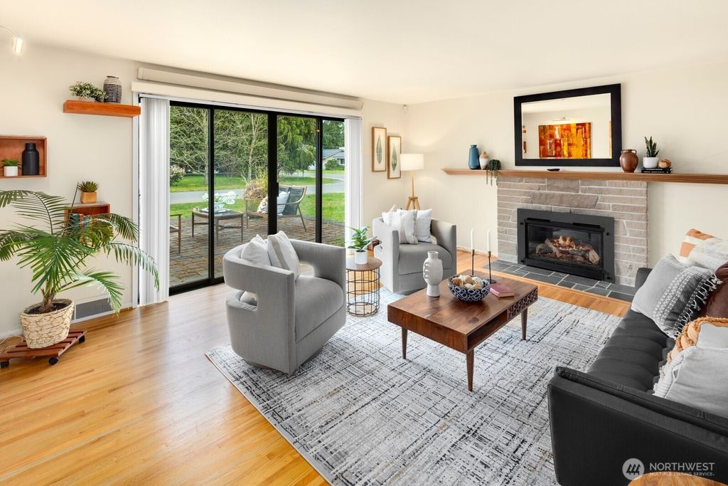 Photo of 13705 Corliss Avenue N, Seattle, WA 98133 (MLS # 2347684)