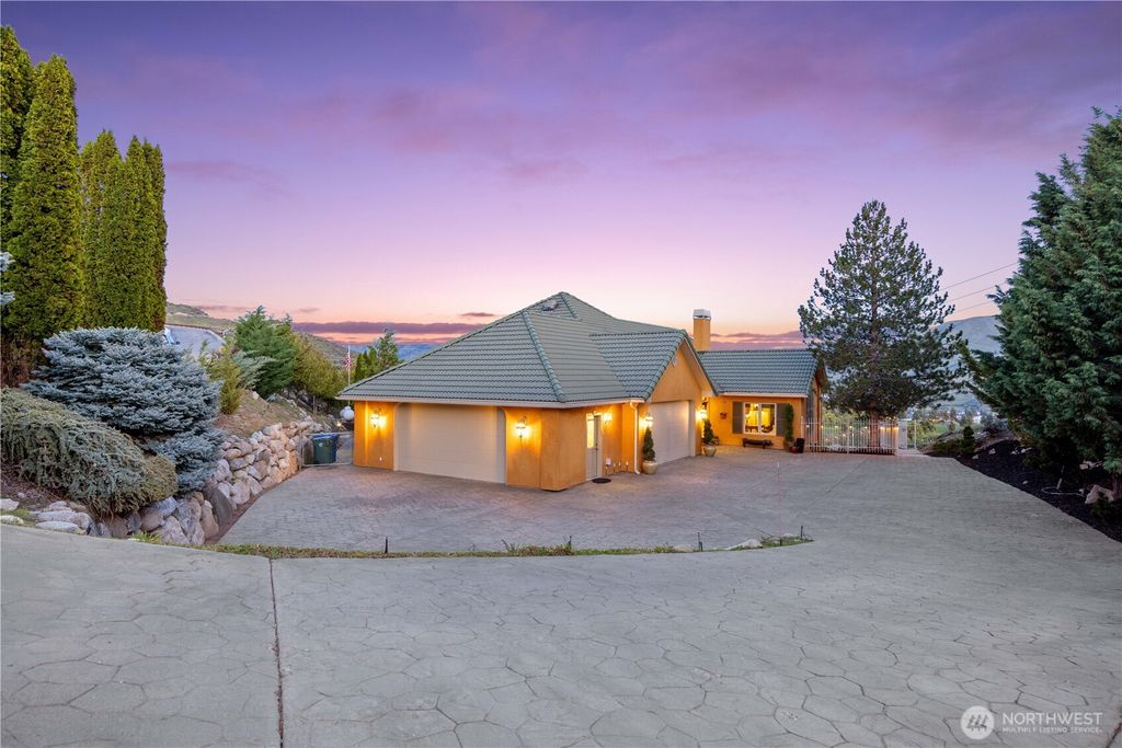 Photo of 146 Long Drive, Chelan, WA 98816 (MLS # 2511520)