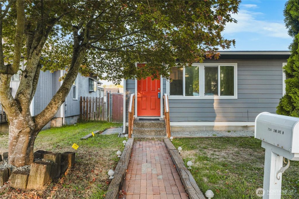 Photo of 754 2nd Avenue N, Kent, WA 98032 (MLS # 2435582)