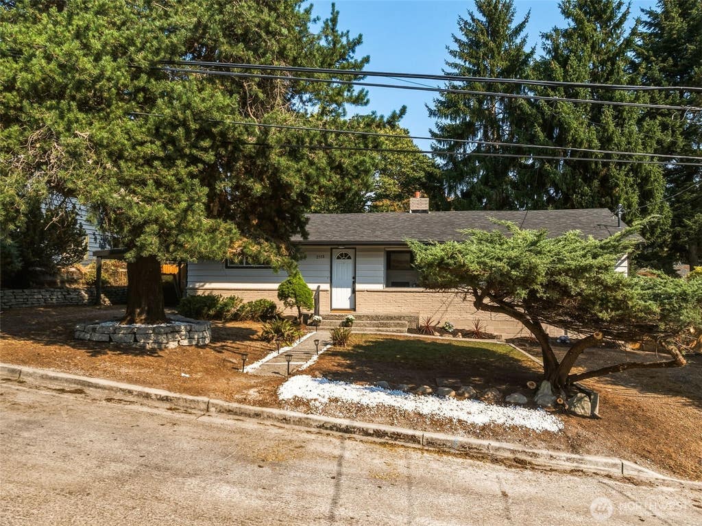Photo of 2538 NE 107th Street, Seattle, WA 98125 (MLS # 2574252)