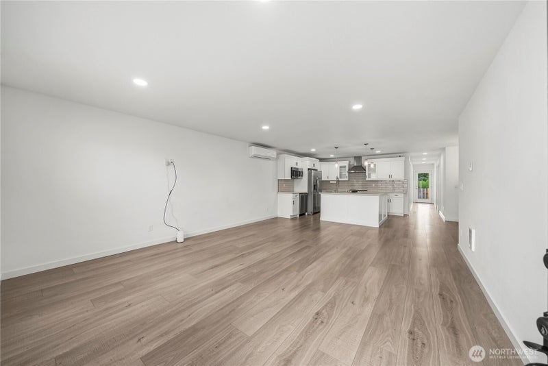 521 W B St