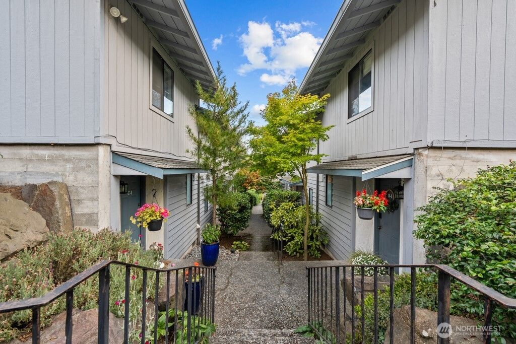 Photo of 19232 15th AVE Ave NE #C2, Shoreline, WA 98155 (MLS # 2443194)