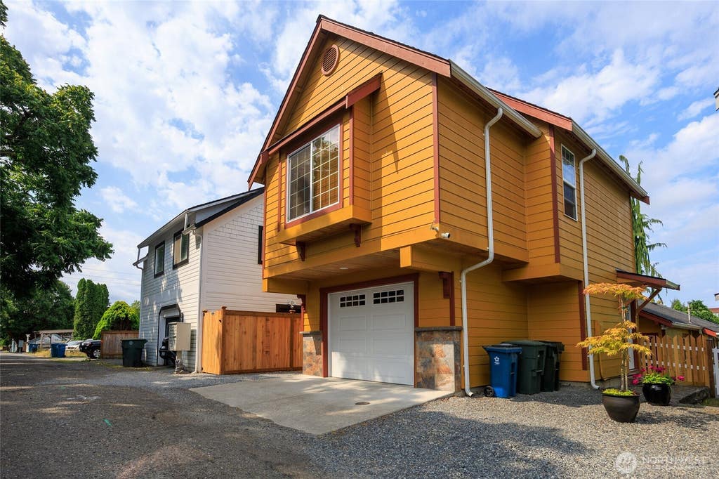 Photo of 521 Avenue C, Snohomish, WA 98290 (MLS # 2560365)