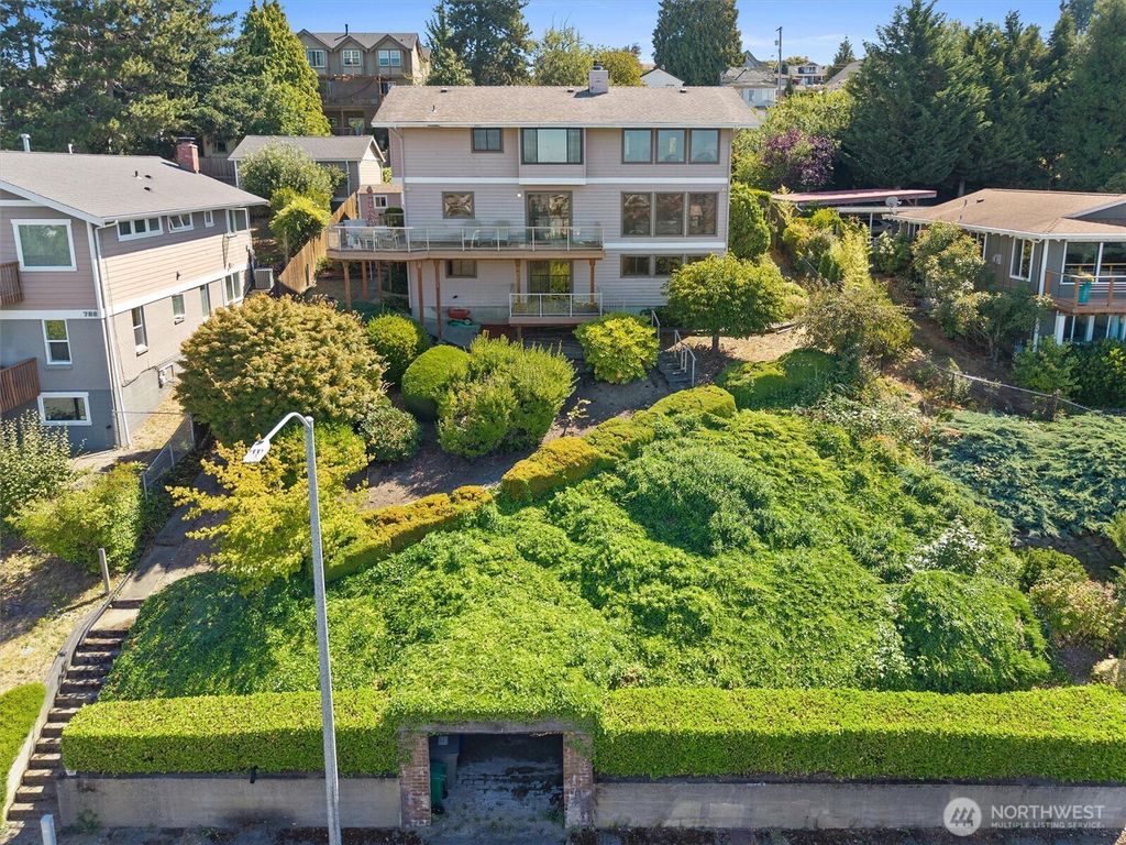 Photo of 714 Cedar Avenue S, Renton, WA 98057 (MLS # 2421175)