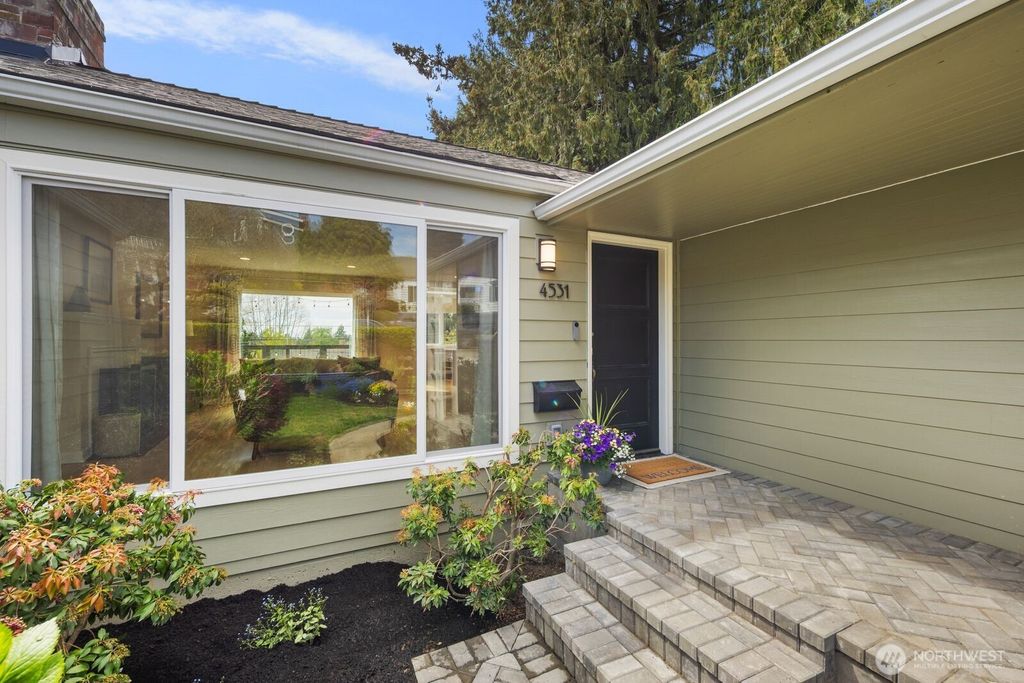 Photo of 4531 Stanford Avenue NE, Seattle, WA 98105 (MLS # 2506521)