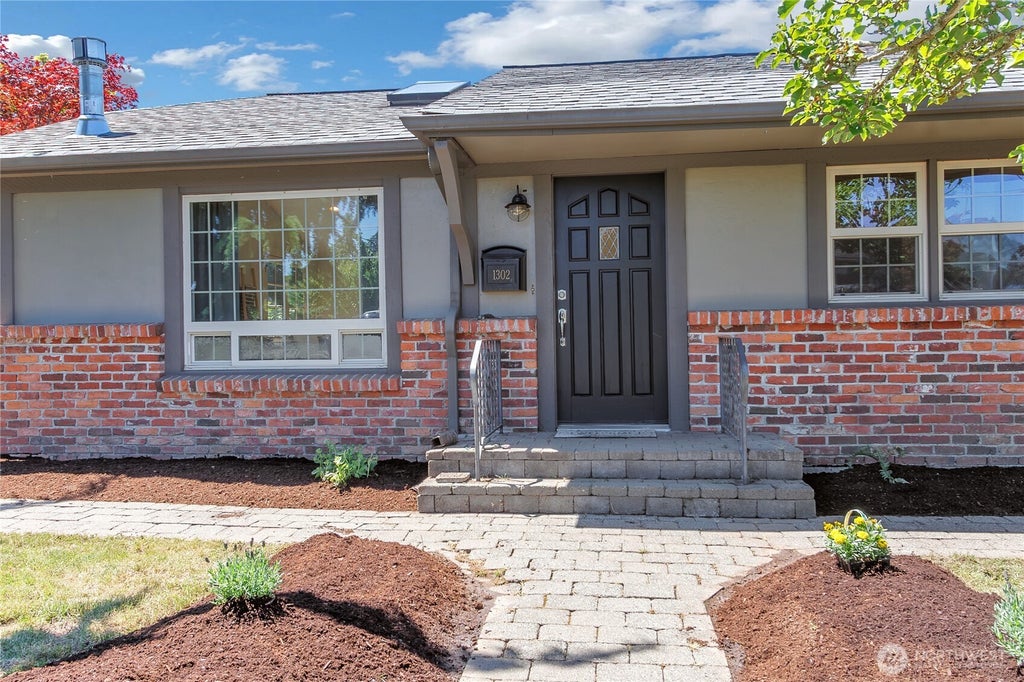 Photo of 1302 N Cheyenne Street, Tacoma, WA 98406 (MLS # 2534658)