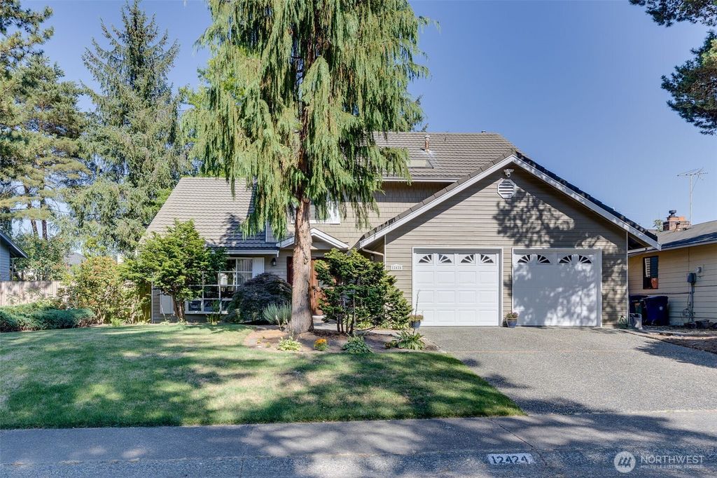 Photo of 12424 106th Place NE, Kirkland, WA 98034 (MLS # 2486886)