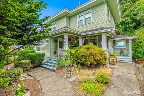 Photo of 304 Scenic Way, Kent, WA 98030 (MLS # 2560517)