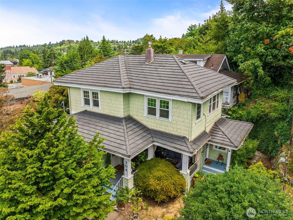 Photo of 304 Scenic Way, Kent, WA 98030 (MLS # 2560517)