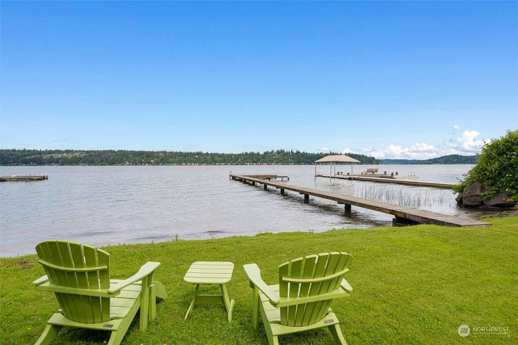 Photo of 229 E Lake Sammamish Parkway SE, Sammamish, WA 98074 (MLS # 2271462)