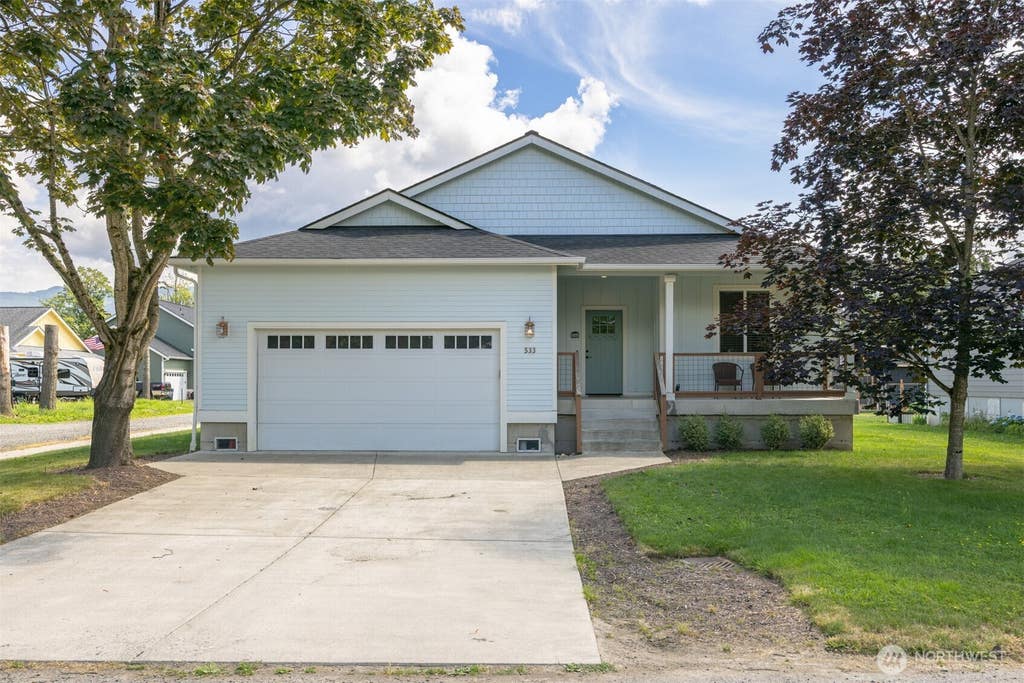 Photo of 533 Second Street, Sumas, WA 98295 (MLS # 2546373)