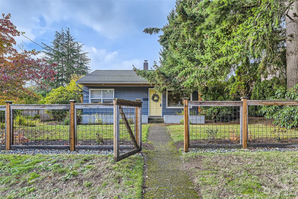 Photo of 15541 26th Avenue NE, Shoreline, WA 98155 (MLS # 2301969)