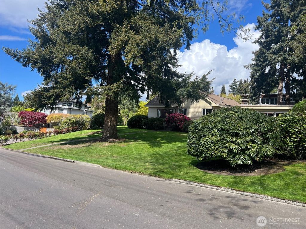 Photo of 1105 6th Street W, Kirkland, WA 98033 (MLS # 2463377)