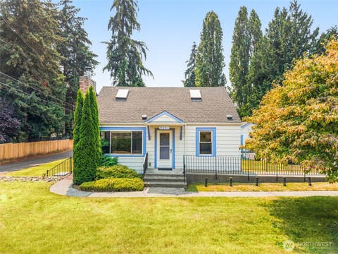 Photo of 2501 SW 112th Street, Seattle, WA 98146 (MLS # 2563054)