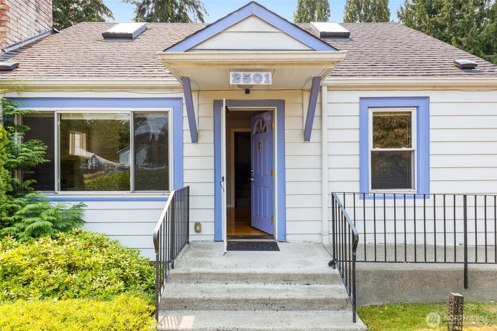 Photo of 2501 SW 112th Street, Seattle, WA 98146 (MLS # 2563054)