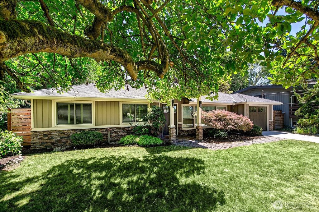 Photo of 11042 108th Place NE, Kirkland, WA 98033 (MLS # 2408549)