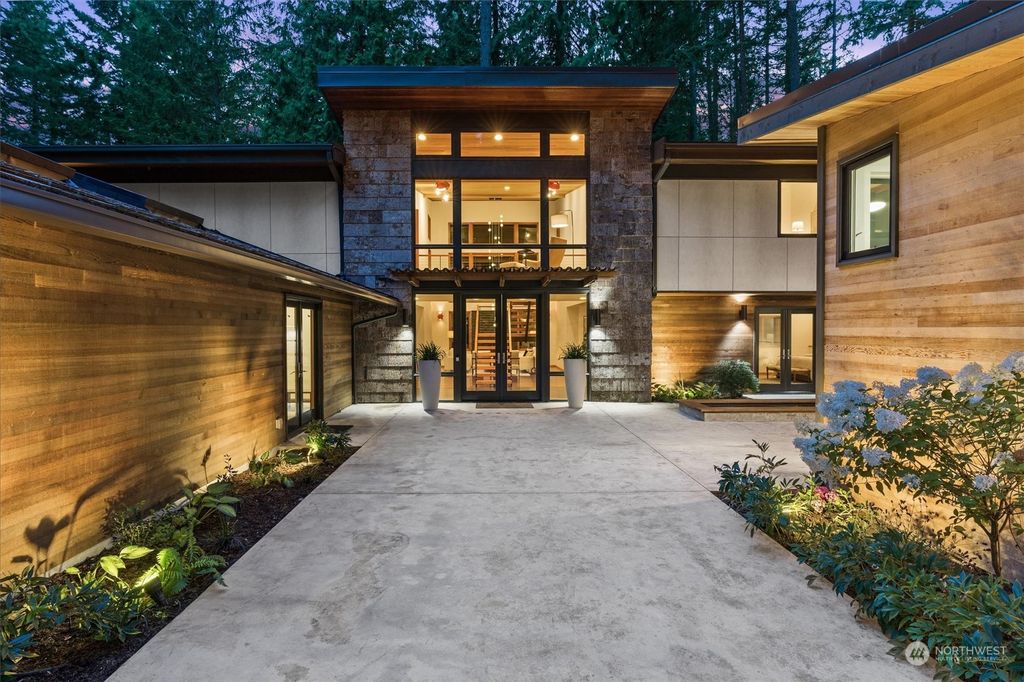 Photo of 12741 NE 39th Street, Bellevue, WA 98005 (MLS # 2135694)