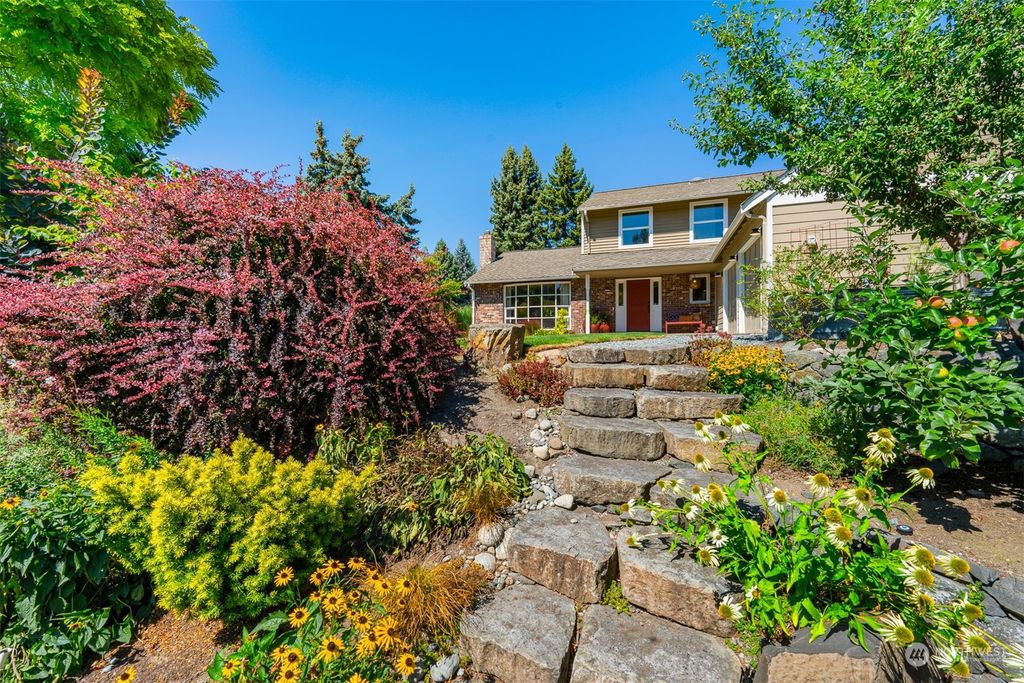 Photo of 4560 191st Avenue SE, Issaquah, WA 98027 (MLS # 2147713)