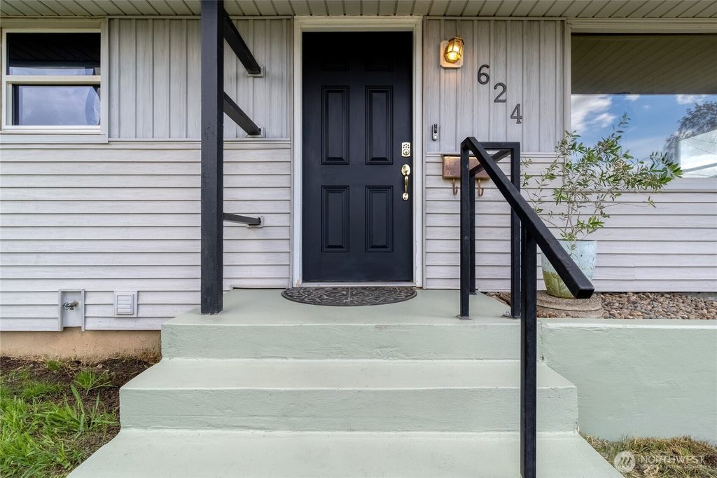 Photo of 624 Ash Street, Walla Walla, WA 99362 (MLS # 2509902)