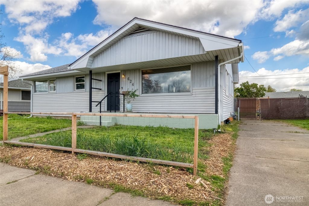 Photo of 624 Ash Street, Walla Walla, WA 99362 (MLS # 2509902)