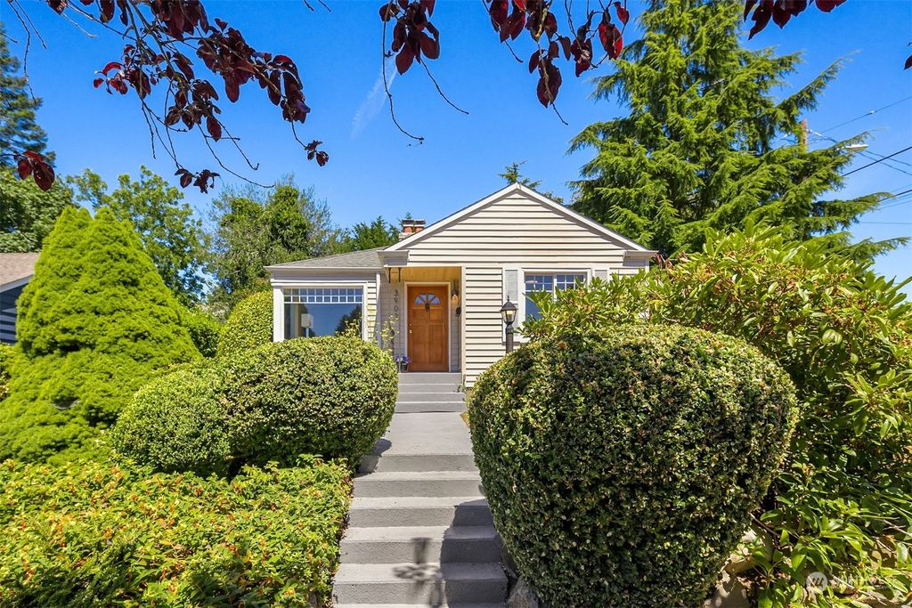 Photo of 3902 SW Southern Street, Seattle, WA 98136 (MLS # 2137181)
