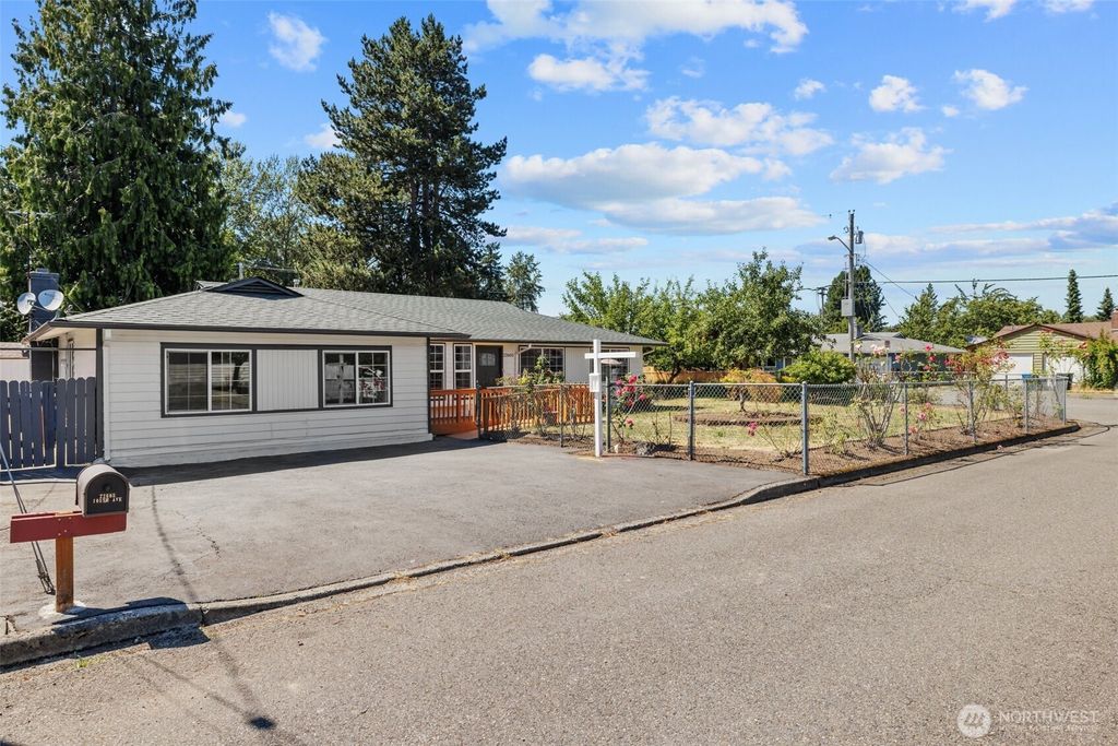 Photo of 22605 105th Avenue SE, Kent, WA 98031 (MLS # 2391317)