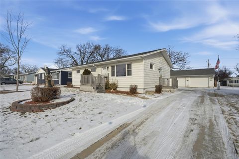 1204 Bowler St Hiawatha IA 52233